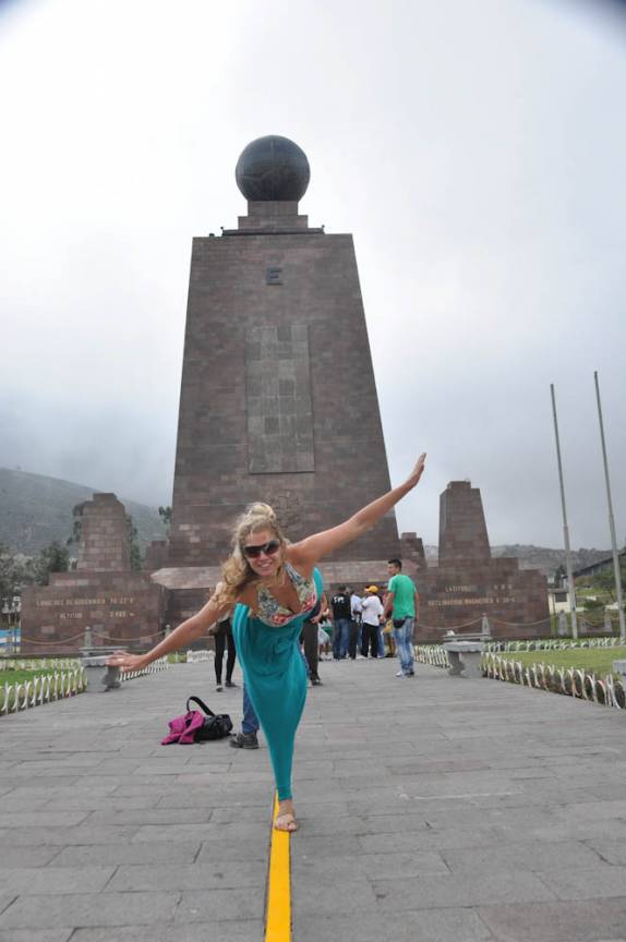 Equilibrando-se sobre a Linha do Equador, em Mitad del Mundo - Equador